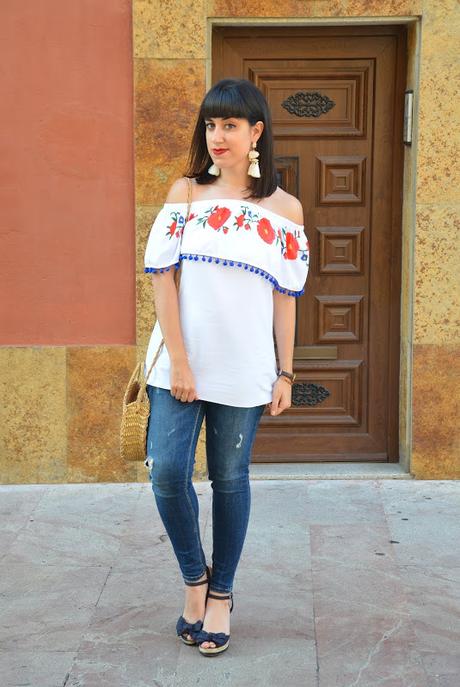 Top de pompones y flores