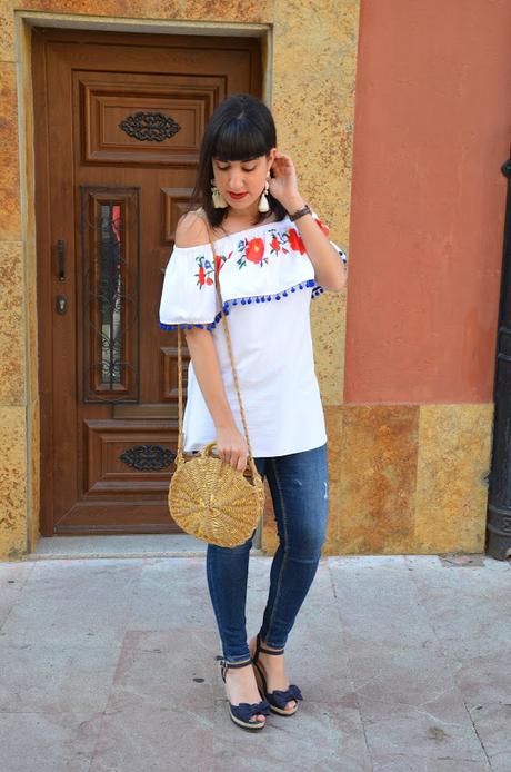 Top de pompones y flores