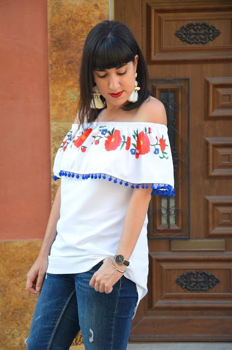 Top de pompones y flores