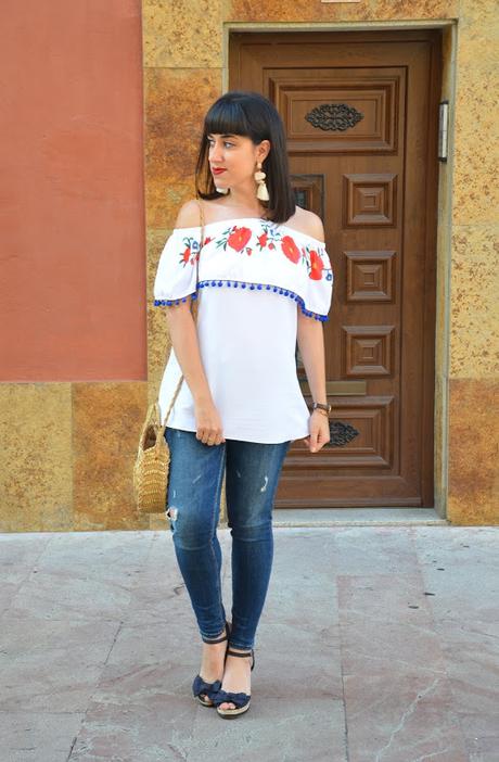 Top de pompones y flores