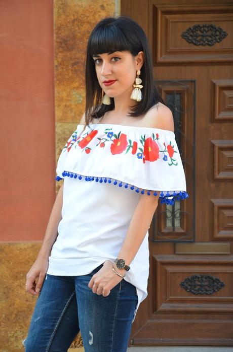 Top de pompones y flores