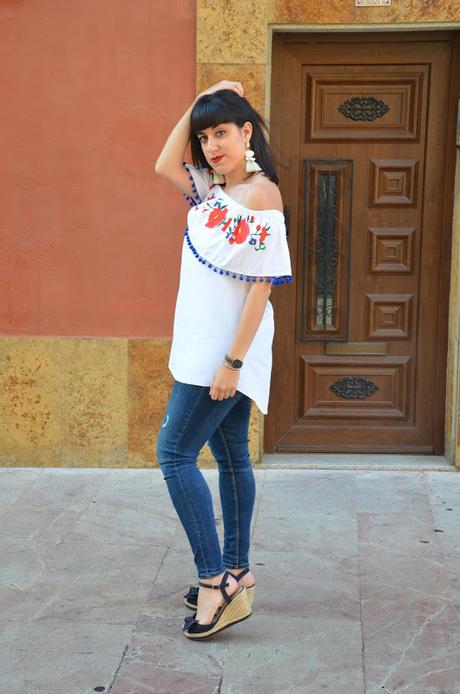 Top de pompones y flores