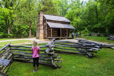 Cades-Cove-bike-ride-Smoky-Mountains-National-Park-7 ▷ Comenta sobre un paseo en bicicleta de Cades Cove en el Parque Nacional Great Smoky Mountains: ¡vimos osos! por los mejores parques nacionales para visitar con niños | Familias de tiempo completo