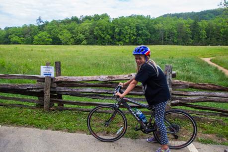 Cades-Cove-bike-ride-Smoky-Mountains-National-Park-5 ▷ Comenta sobre un paseo en bicicleta de Cades Cove en el Parque Nacional Great Smoky Mountains: ¡vimos osos! por los mejores parques nacionales para visitar con niños | Familias de tiempo completo