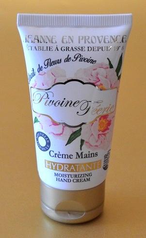 “Pivoine Féerie” de JEANNE EN PROVENCE – una gama delicada y sensual con flores de peonía