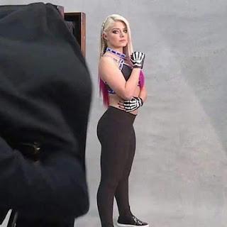 Alexa Bliss  vs Natalya en Super ShowDown