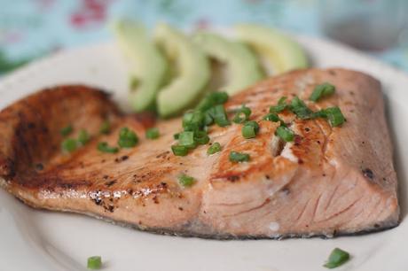 Salmón rosado con emulsión de ajo