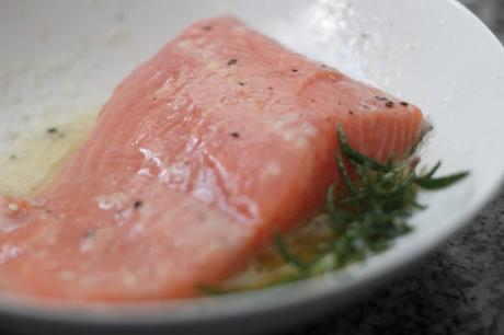 Salmón rosado con emulsión de ajo Salmón rosado con emulsión de ajo