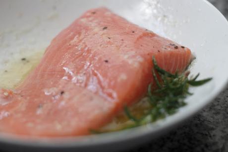 Salmón rosado con emulsión de ajo