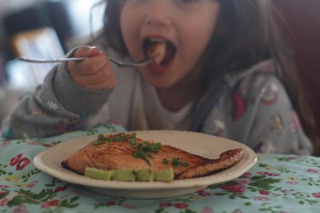 Salmón rosado con emulsión de ajo