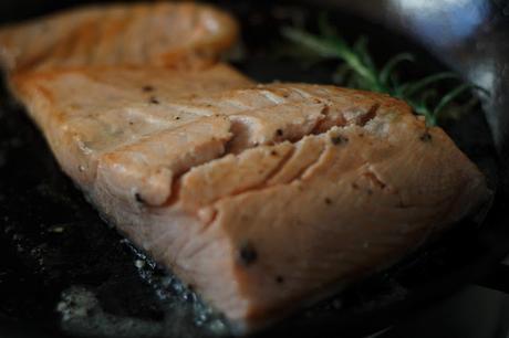 Salmón rosado con emulsión de ajo