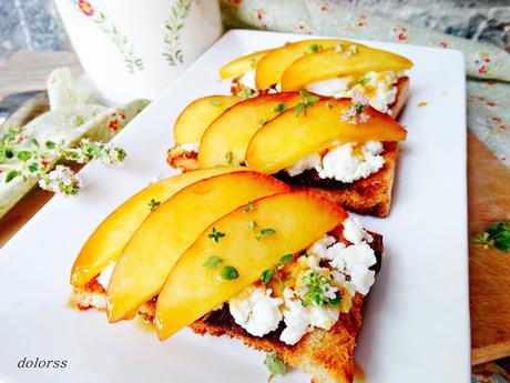 Tostadas con feta, nectarinas, tomillo y miel Tostadas con feta, nectarinas, tomillo y miel