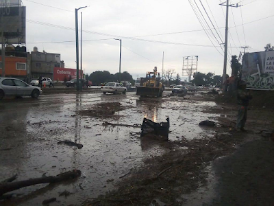 DESPLAZA CAEM PERSONAL Y MAQUINARIA PARA APOYAR EN EL RETIRO DEL LODO QUE DEJÓ EL ESCURRIMIENTO DEL RÍO EL JARAL