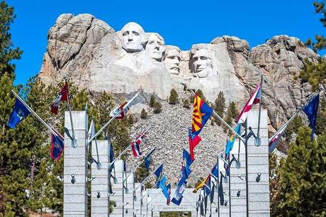 Avenue-of-Flags-at-Mount-Rushmore-National-Memorial.jpg.optimal ▷ Guía definitiva para el Monte Rushmore (y cosas que hacer cerca)