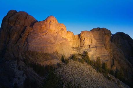 Mount-Rushmore-lit-up-in-the-evening.jpg.optimal ▷ Guía definitiva para el Monte Rushmore (y cosas que hacer cerca)