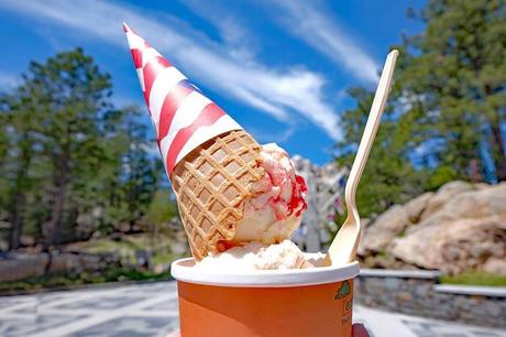 Memorial-Team-Ice-Cream-at-Mt-Rushmore.jpg.optimal ▷ Guía definitiva para el Monte Rushmore (y cosas que hacer cerca)