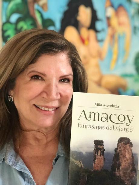 Mila Mendoza presenta sus libros en la Feria insular de Fuerteventura, en España