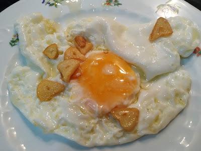 TIMBAL DE PATATAS CON GULAS Y HUEVOS FRITOS AL AJILLO Y PIMENTON TIMBAL DE PATATAS CON GULAS Y HUEVOS FRITOS AL AJILLO Y PIMENTON