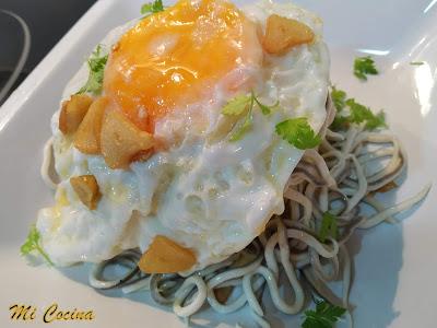 TIMBAL DE PATATAS CON GULAS Y HUEVOS FRITOS AL AJILLO Y PIMENTON TIMBAL DE PATATAS CON GULAS Y HUEVOS FRITOS AL AJILLO Y PIMENTON