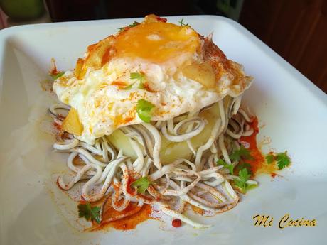 TIMBAL DE PATATAS CON GULAS Y HUEVOS FRITOS AL AJILLO Y PIMENTON TIMBAL DE PATATAS CON GULAS Y HUEVOS FRITOS AL AJILLO Y PIMENTON