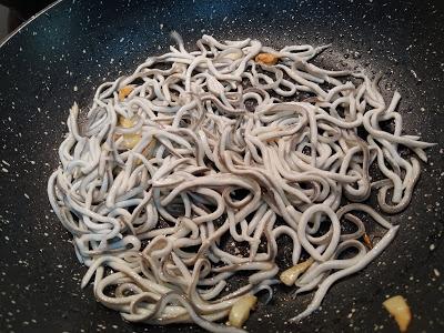 TIMBAL DE PATATAS CON GULAS Y HUEVOS FRITOS AL AJILLO Y PIMENTON TIMBAL DE PATATAS CON GULAS Y HUEVOS FRITOS AL AJILLO Y PIMENTON