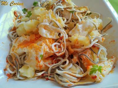 TIMBAL DE PATATAS CON GULAS Y HUEVOS FRITOS AL AJILLO Y PIMENTON TIMBAL DE PATATAS CON GULAS Y HUEVOS FRITOS AL AJILLO Y PIMENTON