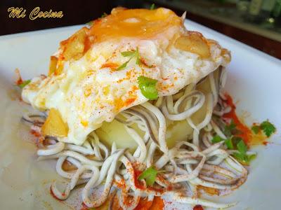 TIMBAL DE PATATAS CON GULAS Y HUEVOS FRITOS AL AJILLO Y PIMENTON TIMBAL DE PATATAS CON GULAS Y HUEVOS FRITOS AL AJILLO Y PIMENTON