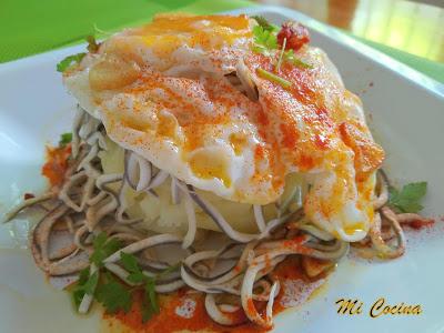 TIMBAL DE PATATAS CON GULAS Y HUEVOS FRITOS AL AJILLO Y PIMENTON TIMBAL DE PATATAS CON GULAS Y HUEVOS FRITOS AL AJILLO Y PIMENTON