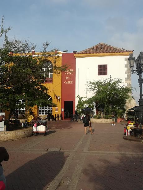 BLOG FOTOGRAFÍA (PARTE 16: CAMINANDO DENTRO DEL CORDÓN AMURALLADO)