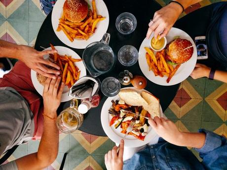 Comer tarde podría asociarse a la obesidad