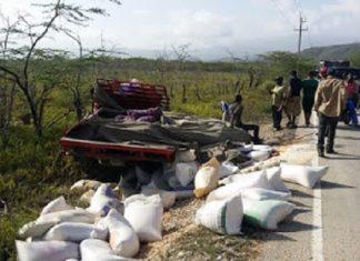 Camión se vuelca en cruce Las Salinas Barahona.