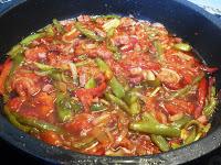Sofrito de pimientos, cebolla, tomate y jamón para la salsa chilindrón