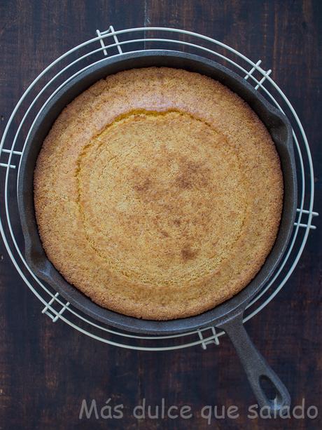 Southern-style skillet cornbread. Pan de maíz al estilo sureño