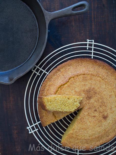 Southern-style skillet cornbread. Pan de maíz al estilo sureño