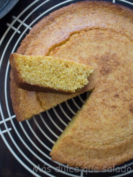 Southern-style skillet cornbread. Pan de maíz al estilo sureño