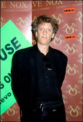 Quique San Francisco, entre el humo y la cerveza.