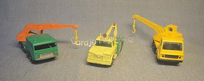 Tres grúas diferentes