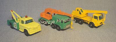 Tres grúas diferentes