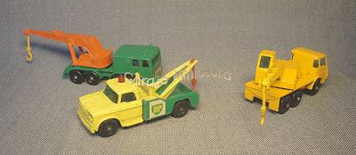 Tres grúas diferentes