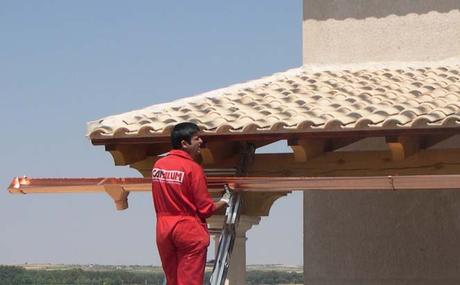 Instalación de canalones: la práctica Instalación de canalones: la práctica