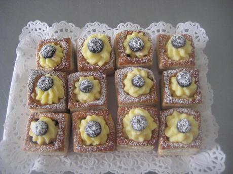 BOCADITOS DE HOJALDRE,  CREMA PASTELERA Y ARÁNDANOS