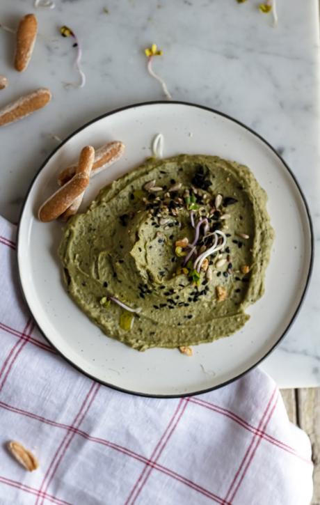 Hummus de aguacate y aceitunas negras, sin tahini