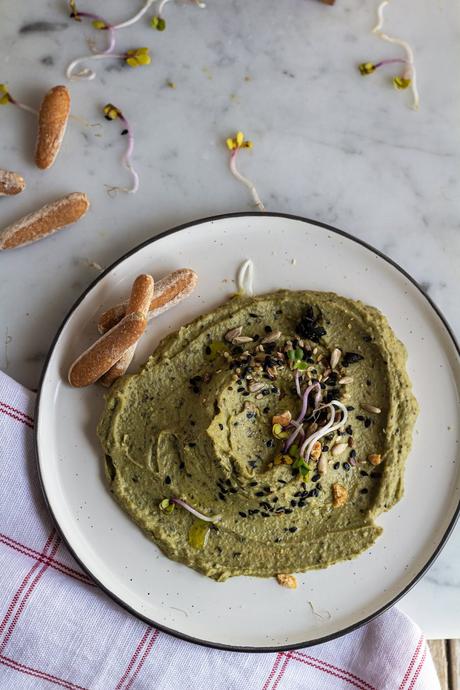 Hummus de aguacate y aceitunas negras, sin tahini