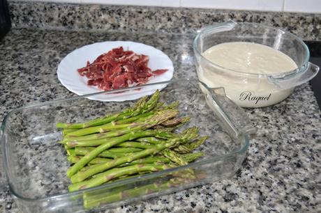 Espárragos con jamón ibérico gratinados al horno