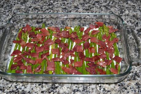 Espárragos con jamón ibérico gratinados al horno