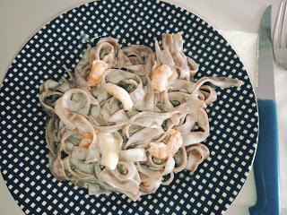 Tallarines de algas Nori con gambas y calamar. Tallarines de algas Nori con gambas y calamar.