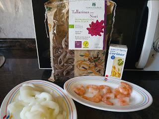 Tallarines de algas Nori con gambas y calamar. Tallarines de algas Nori con gambas y calamar.