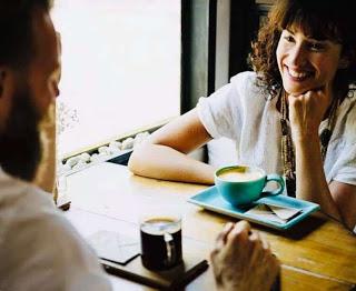 ¿Cómo caer bien a alguien que acabas de conocer? 5 trucos psicológicos como caer bien alguien