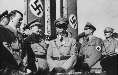 ¿Por qué adoptaron los nazis la esvástica como símbolo?