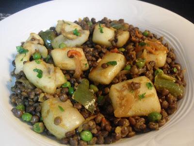 Lentejas con sofrito, guisantes, pimiento verde y sepia frita